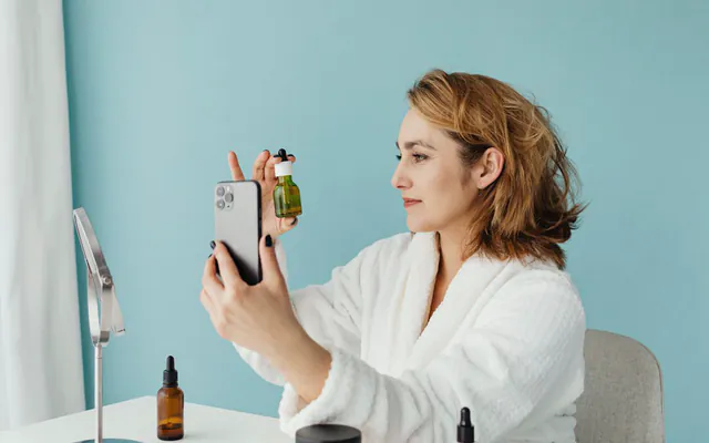 Creator filmt die morgendliche Hautpflegeroutine im Hochformat mit dem Smartphone